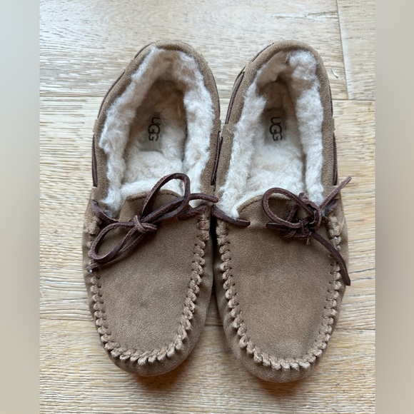 Ugg kids slippers size 4 chestnut never worn price firm!!! - Picture 1 of 6